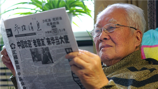 每日读书看报浏览网络新闻是郑坚每天的功课（徐波摄影）_副本.jpg