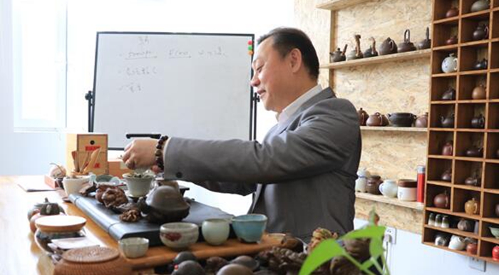【两岸交流三十年·人物】清茗奉嘉友 两岸情更真——台湾老创客陈炳宏的17载天津生活记