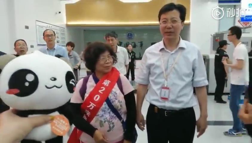 玉环市常务副市长柯寿健为第20万位游客颁发绶带——一位来自台中的阿嬷！图片
