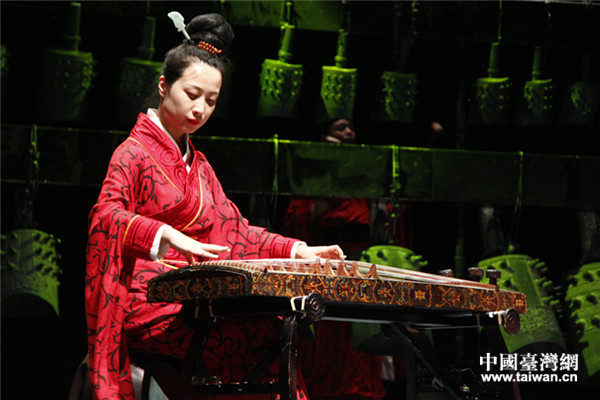 河南华夏古乐团团员用还原的出土古乐器文物瑟演奏古曲。