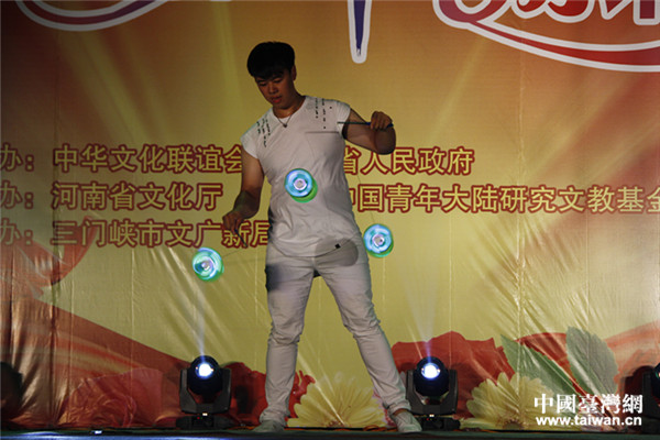 就读台北教育大学数字科技设计系陈一帆表演了扯铃